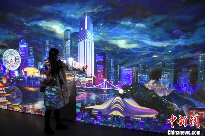 长沙青年媒体艺术作品联展展出的光影艺术品《手可触星城》。　杨华峰 摄